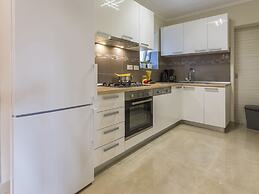 Holiday House With Private Pool and Balcony