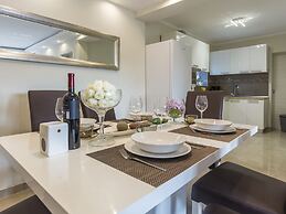 Holiday House With Private Pool and Balcony