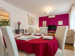 Holiday House With Private Pool and Balcony