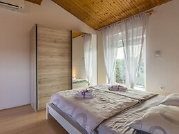 Holiday House With Private Pool and Balcony