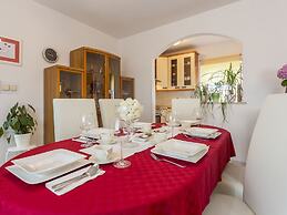 Holiday House With Private Pool and Balcony