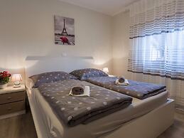 Holiday House With Private Pool and Balcony