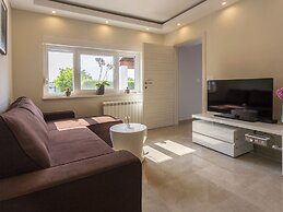 Holiday House With Private Pool and Balcony