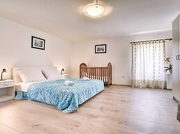 Apartment With Modern Decor and Spacious Garden, 3 km From the Beach