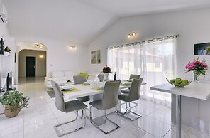 Apartment With Modern Decor and Spacious Garden, 3 km From the Beach