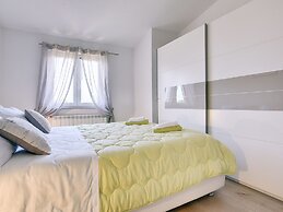 Apartment With Modern Decor and Spacious Garden, 3 km From the Beach