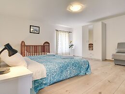 Apartment With Modern Decor and Spacious Garden, 3 km From the Beach