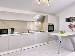 Apartment With Modern Decor and Spacious Garden, 3 km From the Beach