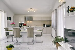 Apartment With Modern Decor and Spacious Garden, 3 km From the Beach