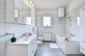 Apartment With Modern Decor and Spacious Garden, 3 km From the Beach