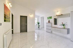 Apartment With Modern Decor and Spacious Garden, 3 km From the Beach