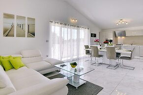 Apartment With Modern Decor and Spacious Garden, 3 km From the Beach