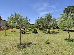 Apartment With Modern Decor and Spacious Garden, 3 km From the Beach