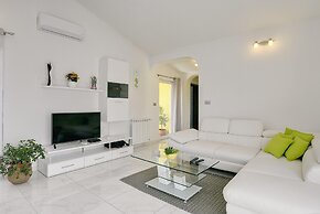 Apartment With Modern Decor and Spacious Garden, 3 km From the Beach
