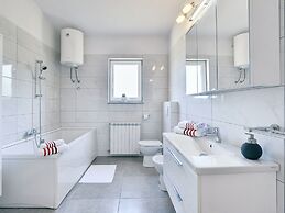 Apartment With Modern Decor and Spacious Garden, 3 km From the Beach