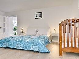 Apartment With Modern Decor and Spacious Garden, 3 km From the Beach