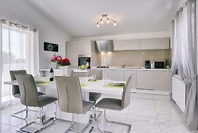 Apartment With Modern Decor and Spacious Garden, 3 km From the Beach