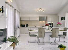 Apartment With Modern Decor and Spacious Garden, 3 km From the Beach