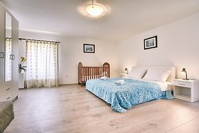 Apartment With Modern Decor and Spacious Garden, 3 km From the Beach