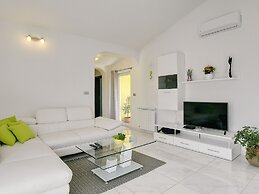 Apartment With Modern Decor and Spacious Garden, 3 km From the Beach