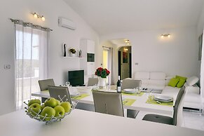 Apartment With Modern Decor and Spacious Garden, 3 km From the Beach