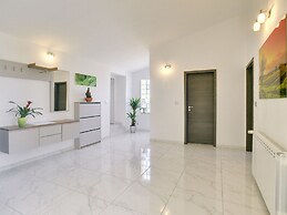 Apartment With Modern Decor and Spacious Garden, 3 km From the Beach