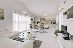 Apartment With Modern Decor and Spacious Garden, 3 km From the Beach