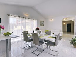 Apartment With Modern Decor and Spacious Garden, 3 km From the Beach