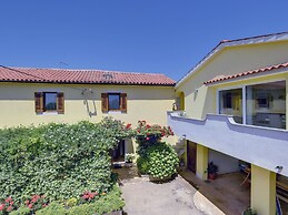 Apartment With Modern Decor and Spacious Garden, 3 km From the Beach