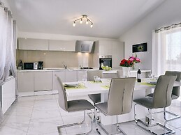 Apartment With Modern Decor and Spacious Garden, 3 km From the Beach