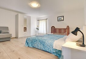 Apartment With Modern Decor and Spacious Garden, 3 km From the Beach