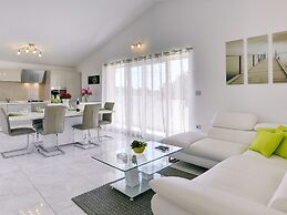 Apartment With Modern Decor and Spacious Garden, 3 km From the Beach