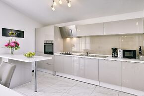 Apartment With Modern Decor and Spacious Garden, 3 km From the Beach