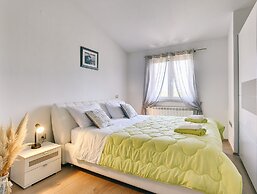 Apartment With Modern Decor and Spacious Garden, 3 km From the Beach