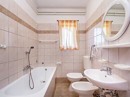 Detached 6 Bedroom House with Private Pool near Ližnjan