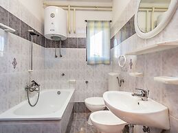 Detached 6 Bedroom House with Private Pool near Ližnjan