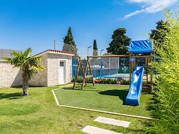 Villa in Pula With Swimming Pool