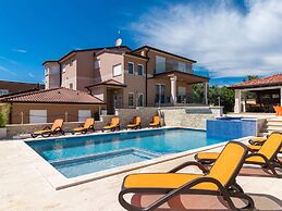 Villa in Pula With Swimming Pool