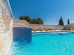 Villa in Pula With Swimming Pool