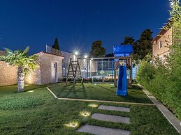 Villa in Pula With Swimming Pool