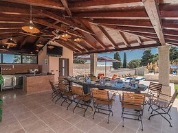 Villa in Pula With Swimming Pool