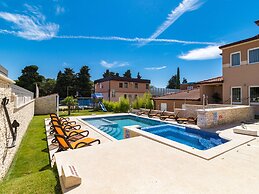 Villa in Pula With Swimming Pool