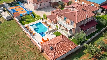 Villa in Pula With Swimming Pool