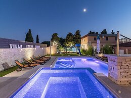Villa in Pula With Swimming Pool
