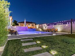 Villa in Pula With Swimming Pool