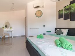 Villa in Pula With Swimming Pool