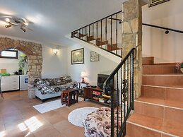 Holiday Home with Private Terrace in Center of Medulin near Beach