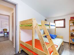 Holiday Home with Private Terrace in Center of Medulin near Beach