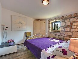 Holiday Home with Private Terrace in Center of Medulin near Beach