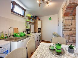 Holiday Home with Private Terrace in Center of Medulin near Beach